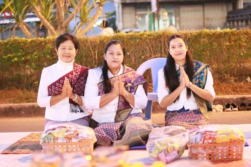 ภาพ No.106762:พิธีตักบาตรพระ ๒๐๐ รูป  "สร้างบุญใหญ่ ส่งท้ายปีเก่า ต้อนรับปีใหม่ ๒๕๖๗" วันอาทิตย์ที่ ๓๑ ธันวาคม ๒๕๖๖ ณ ถนนหน้าที่ว่าการอำเภอภูเรือ อำเภอภูเรือ จังหวัดเลย