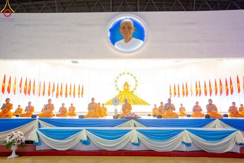ภาพ No.122976:พิธีตักบาตร และพิธีบูชาข้าวพระ ในวันอาทิตย์ต้นเดือนที่ 4 กุมภาพันธ์ พ.ศ. 2567 ณ วัดพระธรรมกาย จ.ปทุมธานี