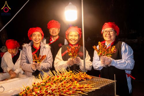 ภาพ No.194329:พิธีถวายภัตตาหารเป็นสังฆทาน แด่พระธรรมยาตรา ณ อนุสรณ์สถานมหาวิหารพระมงคลเทพมุนี (โลตัสแลนด์) อ.สองพี่น้อง จ.สุพรรณบุรี ในโครงการธรรมยาตรา กตัญญูบูชา มหาปูชนียาจารย์ พระมงคลเทพมุนี(สด จนฺทสโร) พระผู้ปราบมาร ปีที่ 13 วันที่ 13 มกราคม พ.ศ.2568