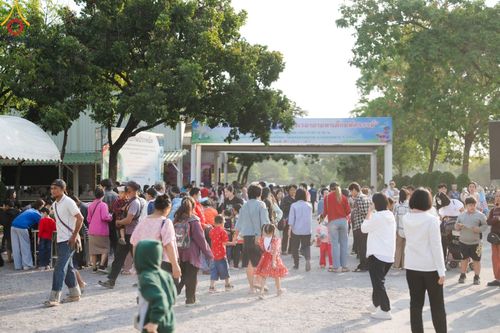 ภาพ No.193823:วัดพระธรรมกาย จัดงานวันเด็กแห่งชาติ ประจำปี พ.ศ.2568 ออกร้านอาหาร 200 ร้าน มอบของขวัญหลายหมื่นชิ้น วันที่ 12 มกราคม พ.ศ. 2568 วัดพระธรรมกาย อ.คลองหลวง จ.ปทุมธานี