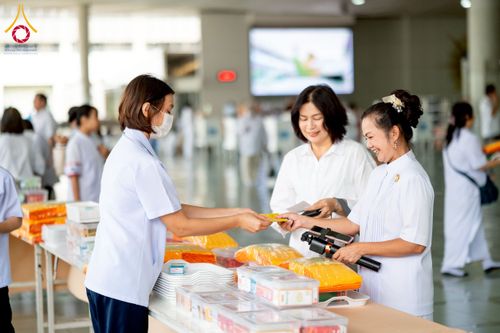 ภาพ No.245073:วันพุธที่ 10 กันยายน พ.ศ. 2568 พิธีถวายภัตตาหารเมนูสวรรค์ เนื่องในวันครบ 25 ปี วันละสังขารคุณยายอาจารย์มหารัตนอุบาสิกาจันทร์ ขนนกยูง ณ หอฉันคุณยายอาจารย์ฯ วัดพระธรรมกาย