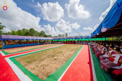 ภาพ No.255428:วันที่ 13 ตุลาคม พ.ศ. 2568 พิธีบรรจุพระบรมสารีริกธาตุ ผูกผ้า 7 สี เพื่อความเป็นสิริมงคล  และ ยกช่อฟ้า ประดิษฐานบนหลังคาอุโบสถวัดทุ่งเจริญธรรม ถวายบูชาธรรม 81 ปี หลวงพ่อธัมมชโย โดยคณะศิษยานุศิษย์ ณ วัดทุ่งเจริญธรรม อ.อมก๋อย จ.เชียงใหม่