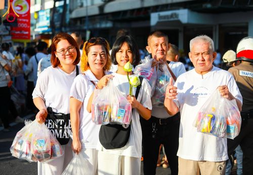 ภาพ No.147823:มหาสังฆทานครั้งยิ่งใหญ่ ตักบาตรพระ 10,000 รูป คณะสงฆ์ 4 ประเทศ 14 จังหวัดภาคใต้ วันอาทิตย์ที่ 11 สิงหาคม พ.ศ. 2567 ณ นิพัทธ์อุทิศ 3 ใจกลางนครหาดใหญ่ จ.สงขลา