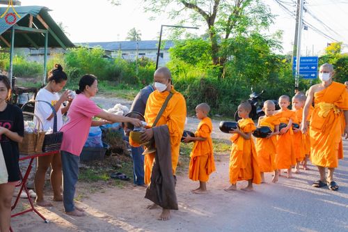 ภาพ No.57805:กิจกรรมบิณฑบาตของสามเณร โครงการบรรพชาสามเณร ฟื้นฟูพระพุทธศาสนาทั่วไทย ธุดงคสถานชลบุรี ณ ชุมชนบ้านห้วยเหียน ตำบลบ่อวิน  อำเภอศรีราชา จังหวัดชลบุรี วันที่ 27 เมษายน พ.ศ. 2567