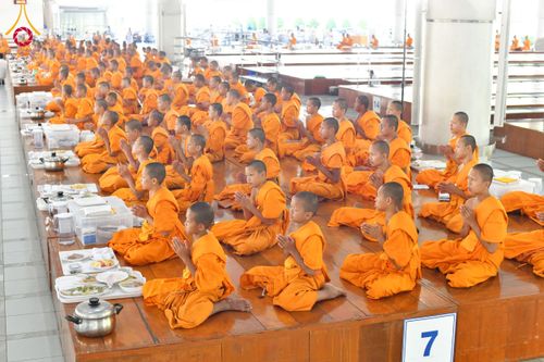 ภาพ No.198019:พิธีถวายภัตตาหารแด่พระภิกษุ สามเณร  บูชาธรรมคุณยายอาจารย์มหารัตนอุบาสิกาจันทร์ ขนนกยูง เนื่องในวาระวันคล้ายวันเกิดครบ 116 ปี วันอาทิตย์ที่ 19 มกราคม พ.ศ. 2568 ณ หอฉันคุณยายอาจารย์ฯ วัดพระธรรมกาย