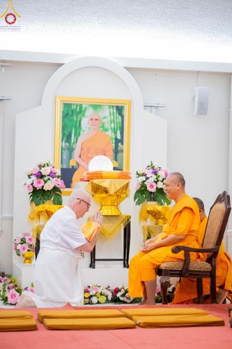 ภาพ No.144965:พิธีบรรพชา และอุปสมบท ธรรมทายาท โดยมี พระเดชพระคุณพระธรรมรัตนาภรณ์ เป็นพระอุปัชฌาย์ ยังความปลื้มปิติใจให้แก่ผู้ปกครอง และคณะญาติมิตร ณ วัดพระธรรมกายนิวเจอร์ซี  ประเทศสหรัฐอเมริกา