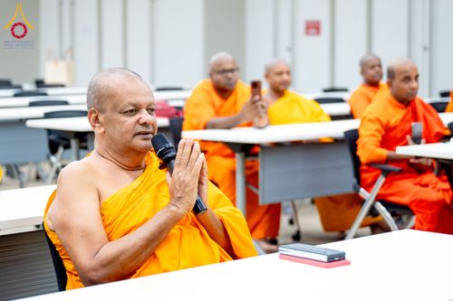 ภาพ No.222517:วันที่ 21 เมษายน พ.ศ. 2568 หลวงพ่อทัตตชีโวต้อนรับคณะสงฆ์ศรีลังกา ณ อาคาร 100 ปี คุณยายมหารัตนอุบาสิกาจันทร์ ขนนกยูง วัดพระธรรมกาย