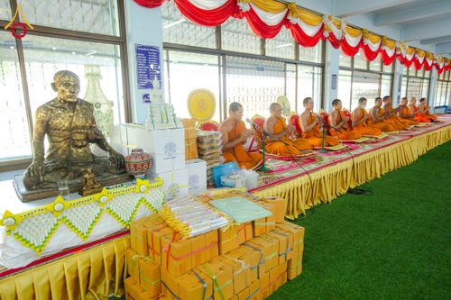 ภาพ No.175141:พิธีทอดกฐิน วัดโบสถ์อินทราราม ต.หัวรอ จ.พระนครศรีอยุธยา ในโครงการกฐินสามัคคีทั่วไทย 30,000 วัด บูชาธรรม 80 ปี หลวงพ่อธัมมชโย โดยคณะศิษยานุศิษย์วัดพระธรรมกาย วันที่ 10 พฤศจิกายน พ.ศ. 2567