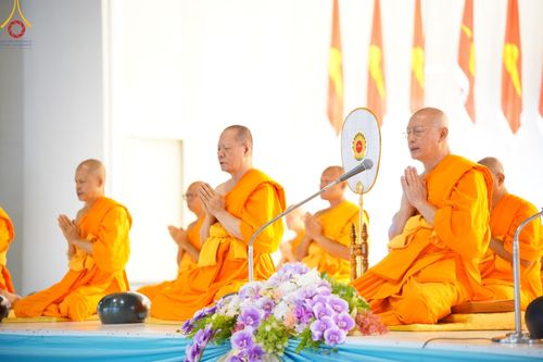 ภาพ No.167449:พิธีตักบาตรและพิธีบูชาข้าวพระ ในวันอาทิตย์ที่ 3 พฤศจิกายน พ.ศ. 2567 ณ วัดพระธรรมกาย