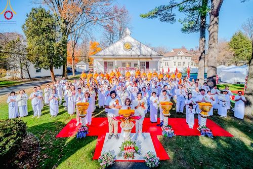 พิธีทอดกฐินบรมจักรพรรดิสร้างทุกสิ่ง  ณ วัดพระธรรมกายนิวเจอร์ซี ประเทศสหรัฐอเมริกา วันอาทิตย์ ที่ 19 พฤศจิกายน พ.ศ 2566