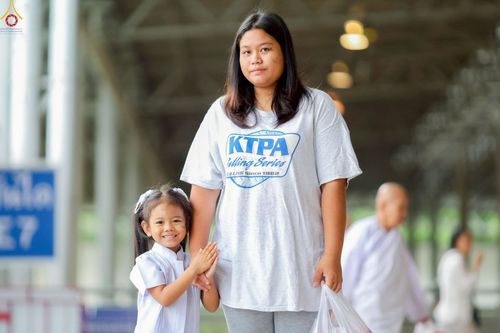 ภาพ No.243435:วันที่ 7 กันยายน พ.ศ. 2568 พิธีตักบาตร ข้าวสารอาหารแห้ง ในวันครูผู้ค้นพบวิชชาธรรมกาย ณ บ้านแก้วเรือนทองคุณยายฯ สภาธรรมกายสากล วัดพระธรรมกาย