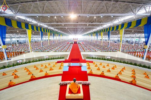 ภาพ No.147010:พิธีมุทิตาสักการะพระภิกษุ ผู้สอบได้เปรียญธรรม 9 ประโยคระดับโลกปีที่ 36, พิธีมอบโล่เกียรติยศและทุนการศึกษา สำนักเรียนบาลีดีเด่นทั่วประเทศ, พิธีถวายมหาสังฆทานคณะสงฆ์ 2,000 กว่าวัด ทั่วประเทศ ปีที่ 24, พิธีถวายไทยธรรมคณะสงฆ์ 323 วัด 4 จังหวัดชายแดนภาคใต้