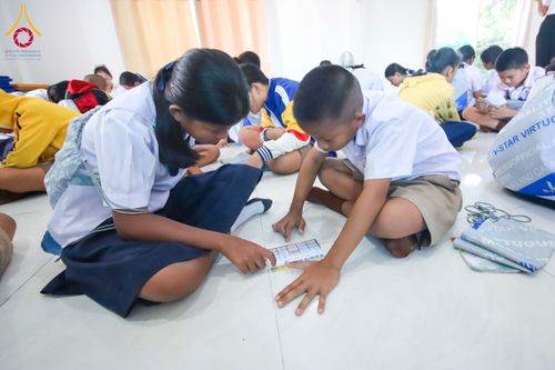 ภาพ No.180110:กิจกรรมวันรวมพลังเด็กดี V-Star ผู้นำฟื้นฟูศีลธรรมโลก ประจำปีพุทธศักราช 2567 จังหวัดสุโขทัย เพื่อรวมพลังสร้างความดี นั่งสมาธิภาวนาถวายเป็นพุทธบูชา และเพื่อส่งเสริมการเรียนรู้พระพุทธศาสนา วันที่ 3 ธันวาคม พ.ศ. 2567