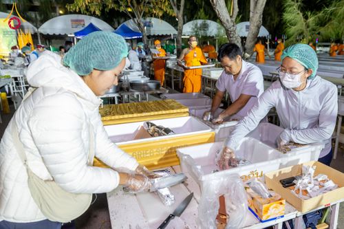 ภาพ No.193675:สาธุชนถวายภัตตาหารเป็นสังฆทาน แด่พระธรรมยาตรา ณ อนุสรณ์สถานมหาวิหารพระมงคลเทพมุนี (โลตัสแลนด์) อ.สองพี่น้อง จ.สุพรรณบุรี ในโครงการธรรมยาตรา กตัญญูบูชา มหาปูชนียาจารย์ พระมงคลเทพมุนี(สด จนฺทสโร) พระผู้ปราบมาร ปีที่ 13 วันที่ 12 มกราคม พ.ศ.2568