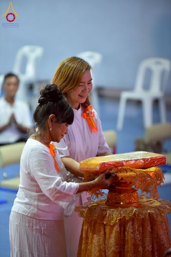 ภาพ No.238054:วันอังคารที่ 12 สิงหาคม พ.ศ. 2568 กิจกรรมวันแม่แห่งชาติ พิธีเปิดห้องปฎิบัติธรรม "กลางใส ใจสว่าง" (World Inner Peace Meditation Room) พิธีลูกกราบคุณแม่-คุณพ่อ พิธีทอดผ้าป่ากองทุนเลี้ยงพระ&กฐิน 30,000 วัด(บูชาธรรมหลวงพ่อ) พิธีไถ่โคท้อง 2 ตัว  ณ วิหารคด 2 ว