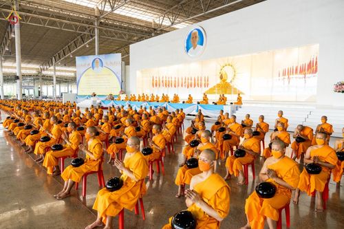 ภาพ No.80784:พิธีตักบาตร , พิธีบูชาข้าวพระในวันอาทิตย์ต้นเดือน วันที่ 7 พฤษภาคม พ.ศ. 2566 ณ วัดพระธรรมกาย