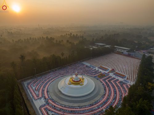 ภาพ No.110201:พิธีตักบาตรพระธรรมยาตราฯ ในโครงการธรรมยาตรากตัญญูบูชา มหาปูชนียาจารย์ พระมงคลเทพมุนี(สด จนฺทสโร) พระผู้ปราบมาร ปีที่ 12 ณ อนุสรณ์สถานลำดับที่ 2 สถานที่ตั้งมโนปณิธานบวชตลอดชีวิต อนุสรณ์สถานบางนางแท่น จ.นครปฐม วันที่ 11 มกราคม พ.ศ. 2567