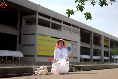 ภาพ No.220423:วันที่ 23-25 เมษายน พ.ศ. 2568 เจ้าหน้าที่และสาธุชนช่วยกัน รับบุญเก็บงานวันคุ้มครองโลก ณ วัดพระธรรมกาย