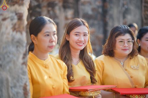 ภาพ No.58649:พิธีตักบาตรพระ ๑,๐๐๐ รูป สมโภชครบรอบ ๘๐๐ ปี พระบรมธาตุเมืองเชลียง ณ วัดพระศรีรัตนมหาธาตุ ราชวรวิหาร  (วัดพระปรางค์) ต.ศรีสัชนาลัย  อ.ศรีสัชนาลัย จ.สุโขทัย วันพฤหัสบดีที่ ๒๕ เมษายน พ.ศ. ๒๕๖๗