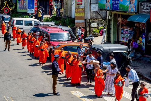 ภาพ No.225610:วันที่ 5 พฤษภาคม พ.ศ. 2568 พิธีบิณฑบาตรอบเมืองนูวราอิลิย่า ฉลองเทศกาลวิสาขบูชา แห่งชาติประเทศศรีลังกา