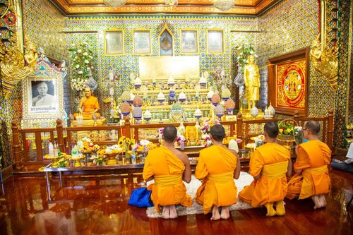 ภาพ No.201528:พิธีจุดประทีปถวายเป็นพุทธบูชา และบูชาธรรมมหาปูชนียาจารย์ ณ อาคารธรรมยาตรา กตัญญูบูชามหาปูชนียาจารย์ ตรงข้ามวัดปากน้ำภาษีเจริญ จ.กรุงเทพมหานคร ในโครงการธรรมยาตรา กตัญญูบูชา มหาปูชนียาจารย์ พระมงคลเทพมุนี(สด จนฺทสโร) พระผู้ปราบมาร อนุสรณ์สถาน 7 แห่ง