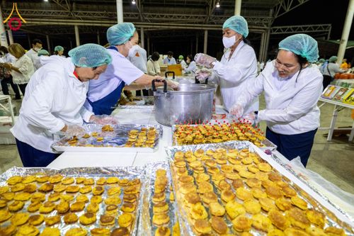 ภาพ No.203630:พิธีถวายภัตตาหารเป็นสังฆทาน แด่พระธรรมยาตรา ณ วัดพระธรรมกาย ตำบลคลองสาม อำเภอคลองหลวง จังหวัดปทุมธานี ในโครงการธรรมยาตรา กตัญญูบูชา มหาปูชนียาจารย์ พระมงคลเทพมุนี(สด จนฺทสโร) พระผู้ปราบมาร อนุสรณ์สถาน 7 แห่ง ปีที่ 13 วันที่ 30 มกราคม พ.ศ. 2568