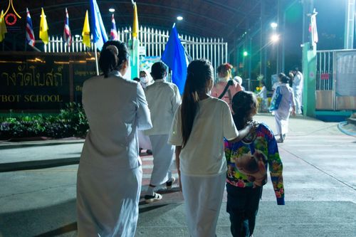 ภาพ No.197596:พิธีตักบาตรพระธรรมยาตรา ณ อนุสรณ์สถานลำดับที่ 4 สถานที่เกิดด้วยกายธรรม วัดโบสถ์(บน) ต.บางคูเวียง จ.นนทบุรี ในโครงการธรรมยาตรา กตัญญูบูชา มหาปูชนียาจารย์ พระมงคลเทพมุนี(สด จนฺทสโร) พระผู้ปราบมาร อนุสรณ์สถาน 7 แห่ง ปีที่ 13 วันที่ 19 มกราคม พ.ศ. 2568