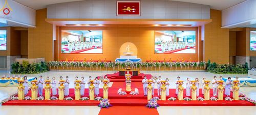 ภาพ No.88224:พิธีทอดผ้าป่าถวายทุนการศึกษาพระภิกษุสามเณรทั่วโลก, มอบโล่ผู้อุปถัมภ์มหาวิทยาลัยฯ ในวันครบรอบสถาปนา 20 ปี มหาวิทยาลัยธรรมกายแคลิฟอร์เนีย (DOU), พิธีถวายมหาสังฆทาน 108 รูป บูชาธรรมมหาปูชนียาจารย์ วันเสาร์ที่ 16 กันยายน พ.ศ. 2566 ณ ห้องแก้วสารพัดนึก1 วัดพระ