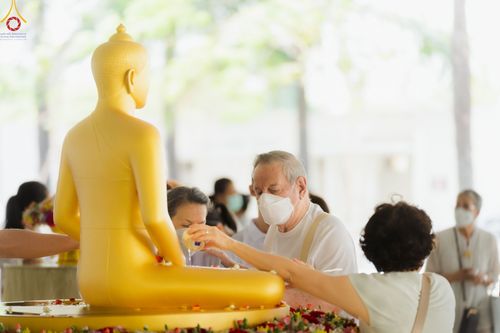ภาพ No.80225:สาธุชนร่วมสรงน้ำพระและทำบุญ เนื่องในวันสงกรานต์ ณ หอฉันคุณยายอาจารย์ฯ วัดพระธรรมกาย วันที่ 13 เมษายน พ.ศ. 2566