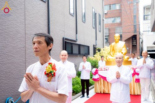 ภาพ No.221246:วันศุกร์ที่ 25 เมษายน พ.ศ. 2568 พิธีอัญเชิญรูปเหมือนพระมงคลเทพมุนี (สด จนฺทสโร) พระผู้ปราบมาร พิธีทอดผ้าป่าสามัคคี 25 ปี พิธีถวายสังฆทาน 15 วัด แด่เจ้าอาวาสภาคพื้นเอเชีย และแอฟริกา ในวาระครบ 25 ปี วัดพระธรรมกายโอซาก้า ประเทศญี่ปุ่น