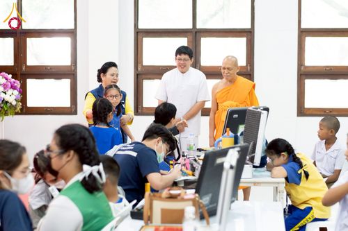 ภาพ No.230304:วันจันทร์ที่ 30 มิถุนายน พ.ศ. 2568 เจ้าอาวาสวัดพระธรรมกาย เยี่ยมอนุโมทนาให้กำลังใจ บุคลากรทางการแพทย์-เจ้าหน้าที่ผู้ปฏิบัติงาน โครงการรถตัดแว่นสายตาเคลื่อนที่สภากาชาดไทย เพื่อเด็กนักเรียนในชนบท พื้นที่จังหวัดปทุมธานี