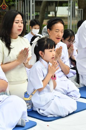 ภาพ No.143837:พิธีตัดปอยผม โครงการอุปสมบทหมู่ พระธรรมทายาทนานาชาติ (ภาษาจีน) รุ่นที่ 19 วันอาทิตย์ที่ 7 กรกฎาคม พ.ศ. 2567 ณ สนามหญ้า หน้าบ้านแก้วอาสาสมัคร วัดพระธรรมกาย
