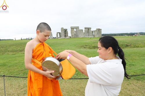 คณะสงฆ์และสามเณร  วัดพระธรรมกายลอนดอน สหราชอาณาจักร จัดบิณฑบาตและนั่งสมาธิที่ Stonehenge วันพุธที่ 14 สิงหาคม  พ.ศ. 2567