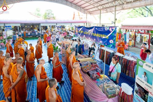 ภาพ No.87962:การลงพื้นที่ตรวจเยี่ยมและติดตามผลการดำเนินงาน โครงการสร้างความปรองดองสมานฉันท์ โดยใช้หลักธรรมทางพระพุทธศาสนา "หมู่บ้านรักษาศีล5" จังหวัดปทุมธานี