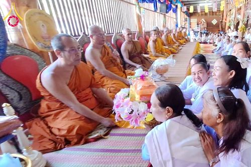 ภาพ No.182975:พิธีทอดกฐิน ณ วัดปราสาทสูง อ.ห้วยราช จ.บุรีรัมย์ ในโครงการทอดกฐินสามัคคีทั่วไทย 30,000 วัด บูชาธรรม 80 ปี หลวงพ่อธัมมชโย โดยคณะศิษยานุศิษย์วัดพระธรรมกาย วันที่ 10 พฤศจิกายน พ.ศ. 2567