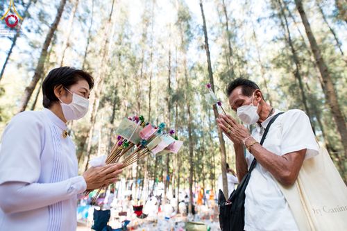 ภาพ No.107074:พิธีจุดประทีปถวายเป็นพุทธบูชา และบูชาธรรมมหาปูชนียาจารย์ ในโครงการธรรมยาตรากตัญญูบูชา มหาปูชนียาจารย์ พระมงคลเทพมุนี(สด จนฺทสโร) พระผู้ปราบมาร  อนุสรณ์สถาน 7 แห่ง ปีที่ 12  วันที่ 6 มกราคม พ.ศ. 2567 ณ อนุสรณ์สถานมหาวิหารพระมงคลเทพมุนี อ.สองพี่น้อง จ.สุพร