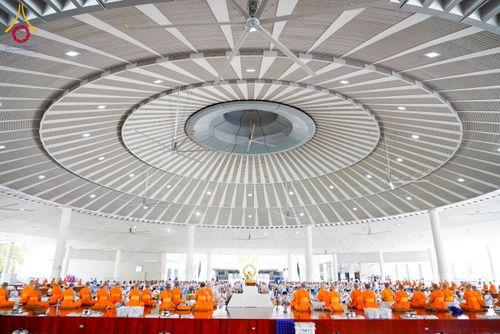 ภาพ No.214699:วันเสาร์ที่ 5 เมษายน พ.ศ. 2568 พิธีถวายภัตตาหารเมนูสวรรค์ "เพื่อการบรรลุธรรม" ณ หอฉันคุณยายอาจารย์ฯ วัดพระธรรมกาย