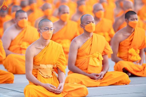 ภาพ No.102233:พระธรรมทายาทในโครงการอุปสมบทหมู่ บูชาธรรมมหาปูชนียาจารย์ ร่วมปฏิบัติธรรม ถ่ายภาพหมู่ประวัติศาสตร์ และรับฟังโอวาทจากหลวงพ่อทัตตชีโว ณ ลานธรรม พระมหาธรรมกายเจดีย์ วัดพระธรรมกาย วันที่ 15 ธันวาคม พ.ศ. 2566