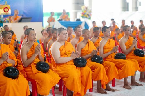 ภาพ No.61962:ตักบาตรฉลองสามเณรใหม่ มัชฌิมธรรมทายาท ณ วิหารคด คอร์ 9 วัดพระธรรมกาย วันที่ 15 เมษายน พ.ศ. 2567