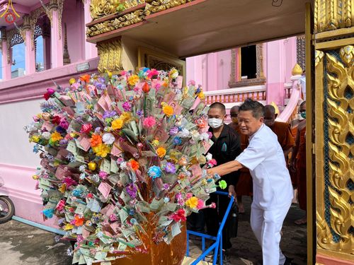 ภาพ No.92790:พิธีประเพณีตักบาตรเทโวโรหณะ พิธีทอดกฐิน และพิธีกรานกฐิน ณ วัดบางบัว แขวงอนุสาวรีย์ เขตบางเขน กรุงเทพมหานคร วันที่ 5 พฤศจิกายน พ.ศ. 2566