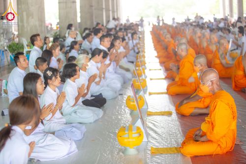 ภาพ No.62516:พิธีถวายบาตรเเละไทยธรรม ในโครงการอุปสมบทหมู่ บูชาธรรมหลวงพ่อธัมมชโย พ.ศ.2567 ณ ลานธรรม พระมหาธรรมกายเจดีย์ วันที่ 13 เมษายน พ.ศ.2567
