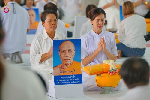 ภาพ No.62688:พิธีขอขมามอบผ้าไตร ในโครงการอุปสมบทหมู่ บูชาธรรมหลวงพ่อธัมมชโย พ.ศ.2567  โครงการอุปสมบทหมู่ธรรมทายาท ระดับอุดมศึกษา รุ่นที่51 (ภาคฤดูร้อน) โครงการบวชพระนานาชาติ AEC และ WAB รุ่นผู้บริหาร(รุ่นที่2) ณ ลานธรรม พระมหาธรรมกายเจดีย์ วันที่ 13 เมษายน พ.ศ. 2567