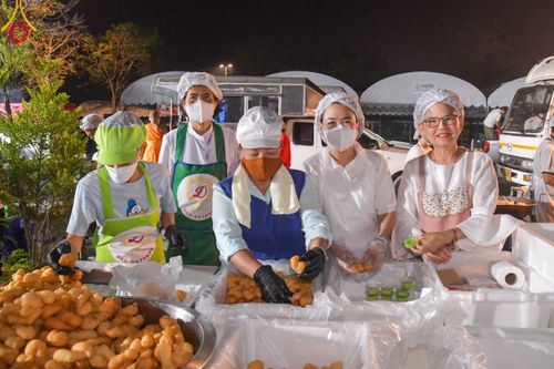 ภาพ No.111806:พิธีถวายภัตตาหารเป็นสังฆทาน แด่คณะพระธรรมยาตราฯ ในโครงการธรรมยาตรา กตัญญูบูชา มหาปูชนียาจารย์ พระมงคลเทพมุนี(สด จนฺทสโร) พระผู้ปราบมาร อนุสรณ์สถาน 7 แห่ง ปีที่ 12 วันที่ 14 มกราคม พ.ศ. 2567 ณ อนุสรณ์สถานมหาวิหารพระมงคลเทพมุนี  (โลตัสแลนด์) อ.สองพี่น้อง จ