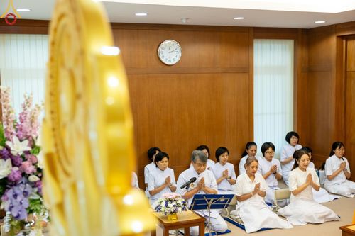 ภาพ No.111508:พิธีอธิษฐานจิตปิดแผ่นทอง "ธรรมจักร" เพื่อสถาปนาอุโบสถ "บูชาธรรม 80 ปี หลวงพ่อธัมมชโย" วัดพระธรรมกายลอนดอน ประเทศอังกฤษ ณ อาศรมบัณฑิต วัดพระธรรมกาย ในวันเสาร์ที่ 27 เมษายน พ.ศ. 2567