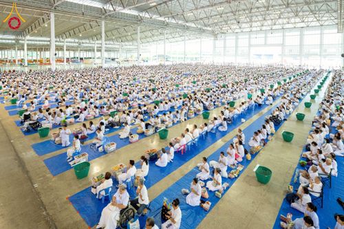 ภาพ No.231977:วันอาทิตย์ที่ 6 กรกฏาคม พ.ศ. 2568 พิธีตักบาตร ข้าวสารอาหารแห้ง  พิธีบูชาข้าวพระ สัมมนาพิเศษราชเหล็ก ณ สภาธรรมกายสากล วัดพระธรรมกาย