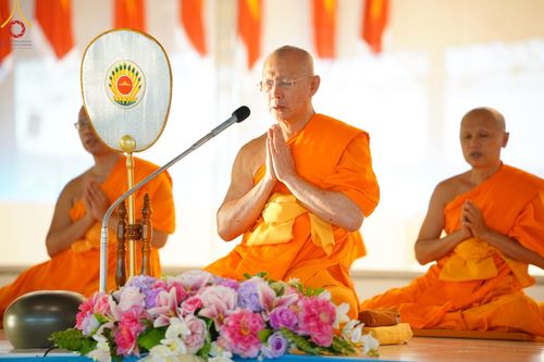 ภาพ No.150956:พิธีตักบาตร ในวันอาทิตย์ต้นเดือน วันที่ 1 กันยายน พ.ศ. 2567 ณ สภาธรรมกายสากล วัดพระธรรมกาย