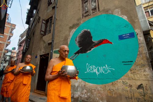 ภาพ No.80190:สามเณรในโครงการบรรพชาสามเณรหมู่ รับบิณฑบาตจากญาติโยมสาธชุน บริเวณชุมชน Patan และ Thamel กรุงกาฐมาณฑุ ประเทศเนปาล วันที่ 31 มีนาคม พ.ศ. 2566