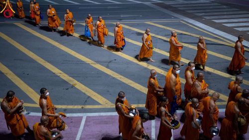 ภาพ No.101776:ตักบาตรพระ 10,000 รูป เติมบุญให้แผ่นดิน เนื่องในโอกาส 192 ปี จังหวัดกาญจนบุรี หนึ่งในโครงการตักบาตรพระ 2,000,000 รูป  77 จังหวัดทุกวัดทั่วไทย วันจันทร์ที่ 11 ธันวาคม พ.ศ. 2566 บริเวณถนนสองแคว (SKY WALK) เมืองกาญจนบุรี