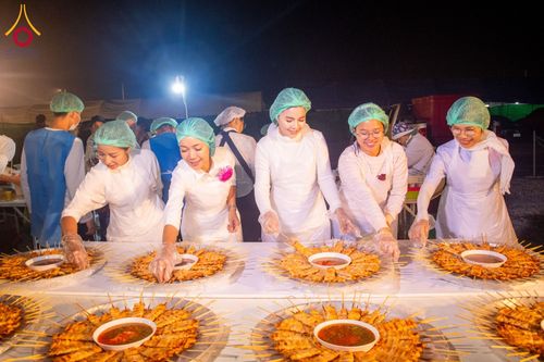 ภาพ No.199323:พิธีถวายภัตตาหารเป็นสังฆทาน แด่พระธรรมยาตรา ณ อนุสรณ์สถานบางปลา วัดบางปลา อำเภอบางเลน จังหวัดนครปฐม ในโครงการธรรมยาตรา กตัญญูบูชา มหาปูชนียาจารย์ พระมงคลเทพมุนี(สด จนฺทสโร) พระผู้ปราบมาร อนุสรณ์สถาน 7 แห่ง ปีที่ 13 วันที่ 22 มกราคม พ.ศ. 2568