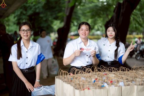 ภาพ No.243016:วันพฤหัสบดีที่ 4 กันยายน พ.ศ. 2568 เวลา 07.00-08.15 น. มหาวิทยาลัยเกษตรศาสตร์ กำแพงแสน ร่วมทำบุญตักบาตร Freshy KU85 พระสงฆ์ 85 รูป